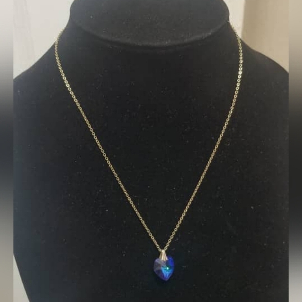 Deep Blue Crystal Pendant Necklace. 🌴